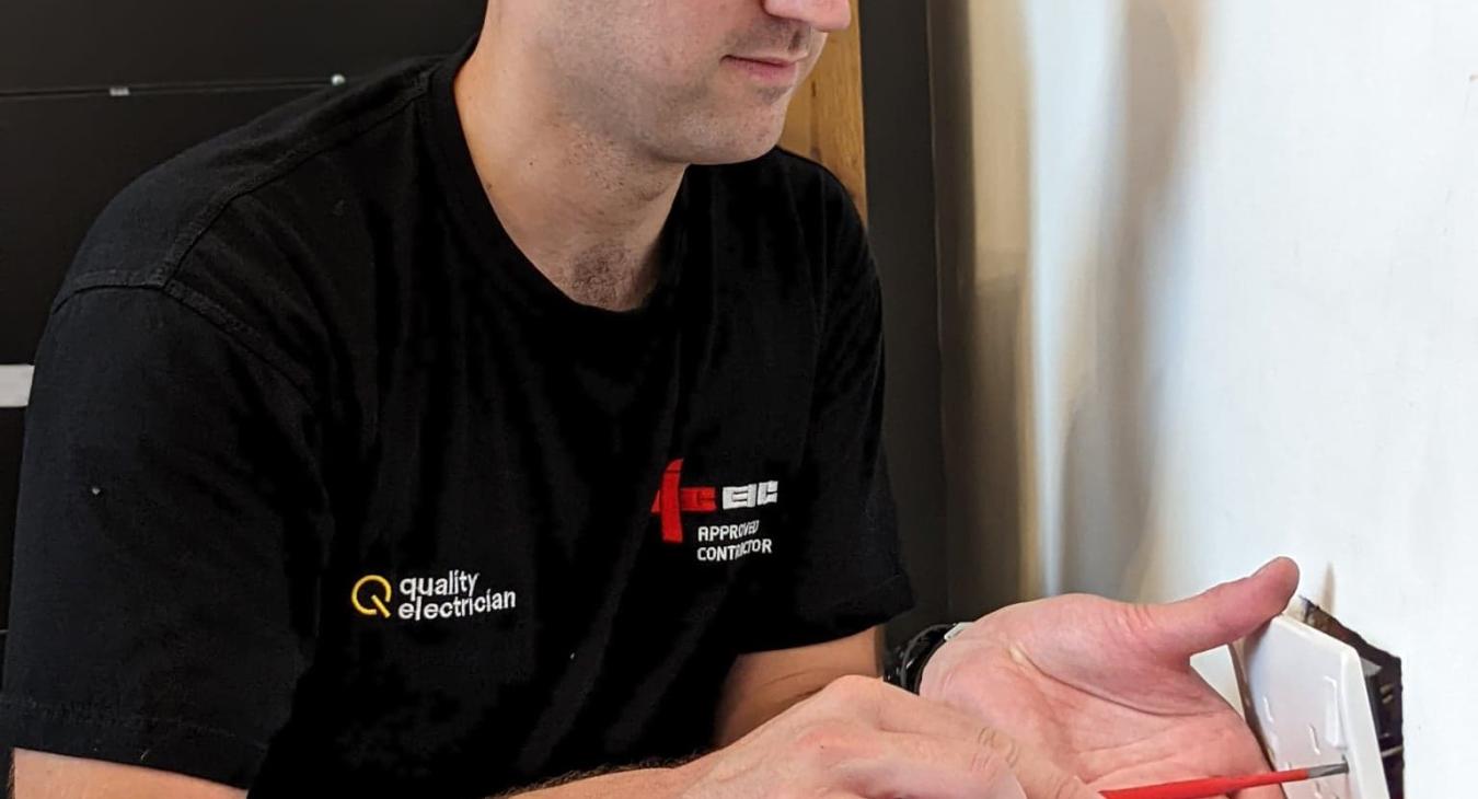 How to choose a reliable electrician near me